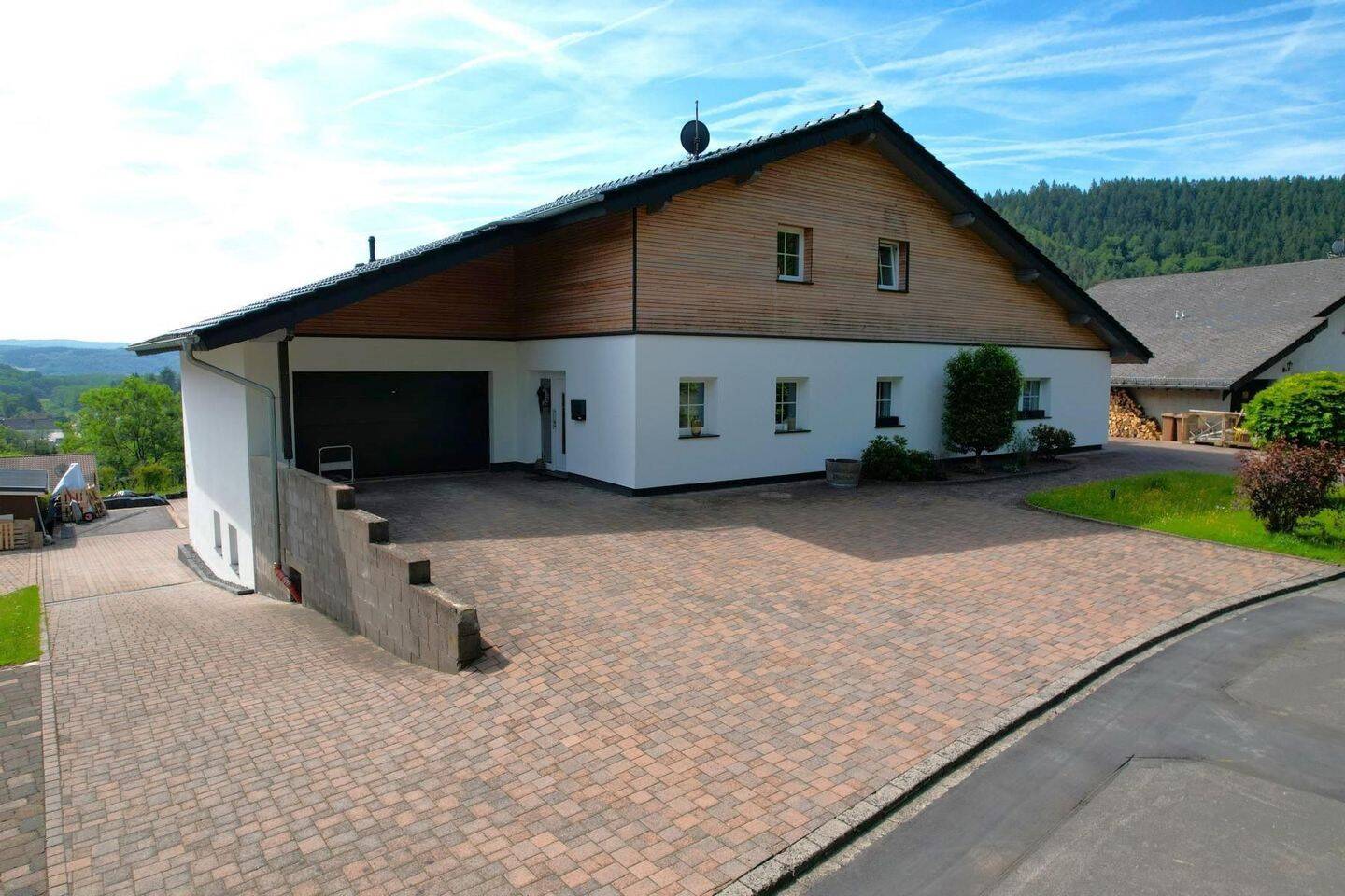 Immobilie in Gerolstein - Wunderschön gelegenes, geräumiges Landhaus mit Terrasse, Balkon, Einliegerwohnung, Garage und einmaligem Ausblick in Gerolstein-Müllenborn - Bild 0