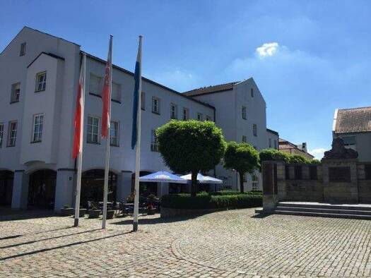 Wohnung zur Miete 630 € 2 Zimmer 63,7 m² 1. Geschoss frei ab 01.08.2026 Kirchenplatz 3 Simbach Simbach a.Inn 84359