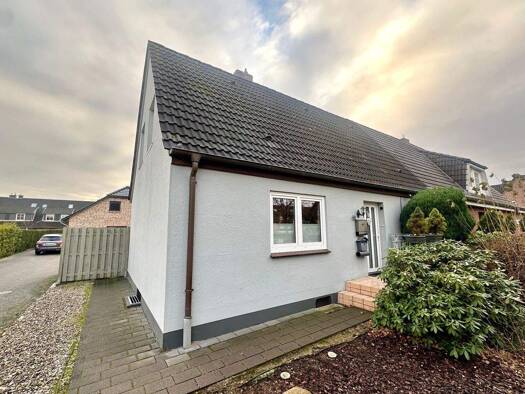 Doppelhaushälfte zur Miete 950 € 3 Zimmer 100 m² 159 m² Grundstück frei ab 01.02.2026 Elmshorn 25337