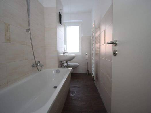 Wohnung zur Miete 353 € 3 Zimmer 57,8 m² 1. Geschoss frei ab sofort Bahnhofstraße 9 Reuth Reuth 08538