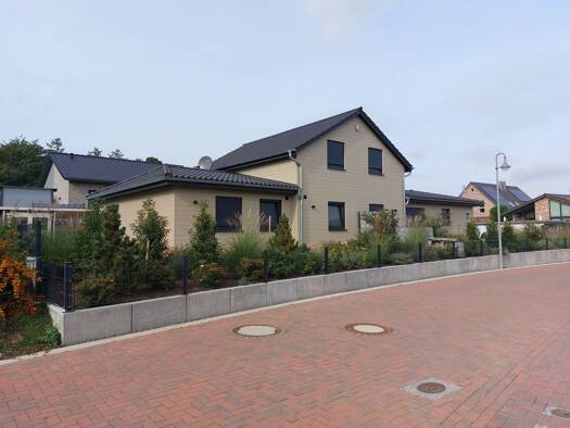 Mehrfamilienhaus zur Miete 1.250 € 4 Zimmer 110,6 m² 230 m² Grundstück frei ab 01.09.2026 Lensahn 23738