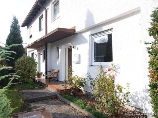 Doppelhaushälfte zur Miete 1.180 € 4 Zimmer 140 m² 310 m² Grundstück frei ab 01.11.2025 Straubing 94315