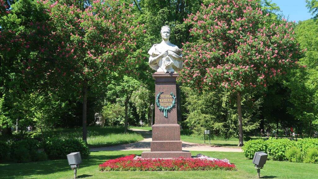 BAD HOMBURG - ZENTRUM: SCHICKER ALT-BAU MIT DREI !!! FREIEN WOHNUNGEN