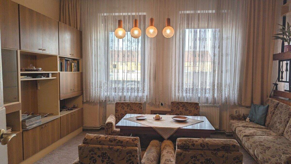 Immobilie in Bitterfeld-Wolfen - Einfamilienhaus mit Entwicklungspotenzial und schönem Grundstück - Bild 1