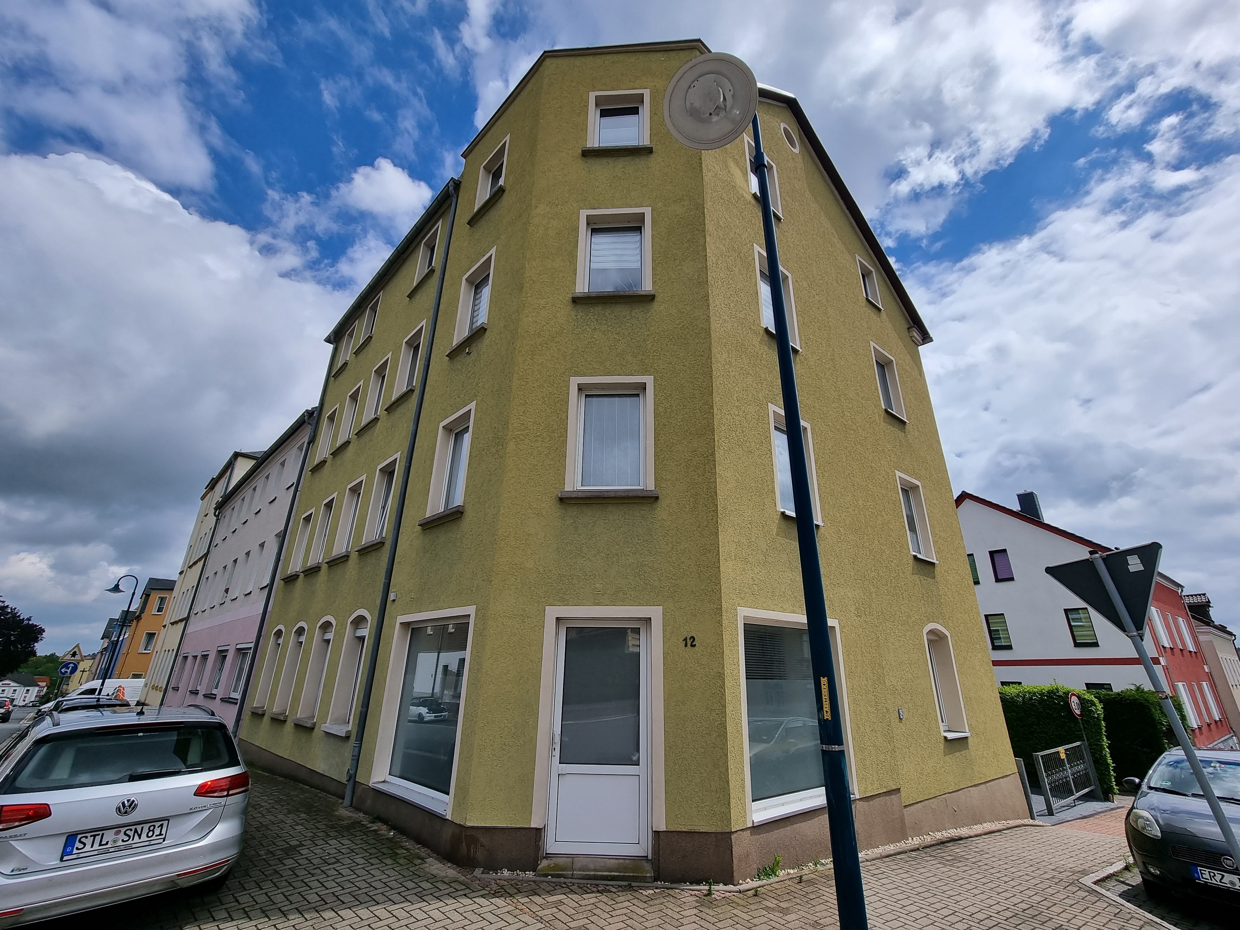 Wohnung zur Miete 490 € 3 Zimmer 85 m²<br/>Wohnfläche EG<br/>Geschoss ab sofort<br/>Verfügbarkeit Lutherstr. 12 Oelsnitz Oelsnitz/Erzgebirge 09376