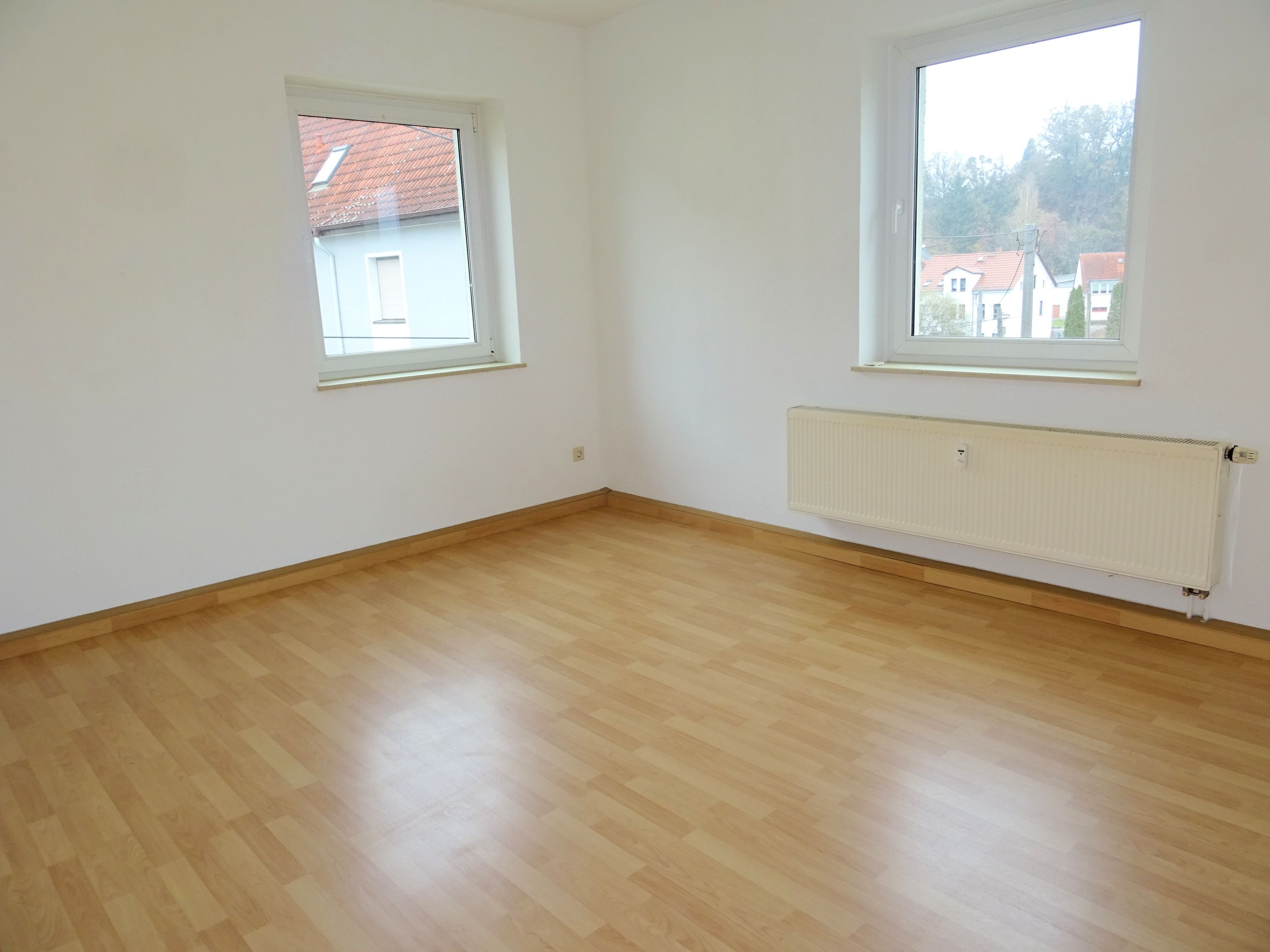 Wohnung zur Miete 370 € 3 Zimmer 70 m²<br/>Wohnfläche 1.<br/>Geschoss ab sofort<br/>Verfügbarkeit Leubnitz Werdau 08412