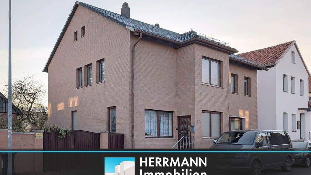 Großzügiges Wohnhaus mit Nebengebäude und Garage in zentraler Lage