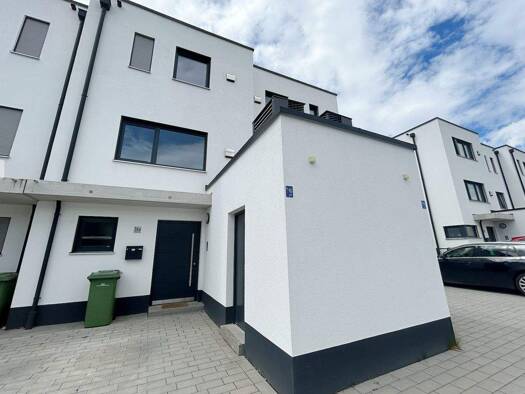 Reihenmittelhaus zur Miete 1.850 € 5 Zimmer 129 m² 180 m² Grundstück frei ab 01.03.2026 Straubinger Straße 34a Essenbach 84051