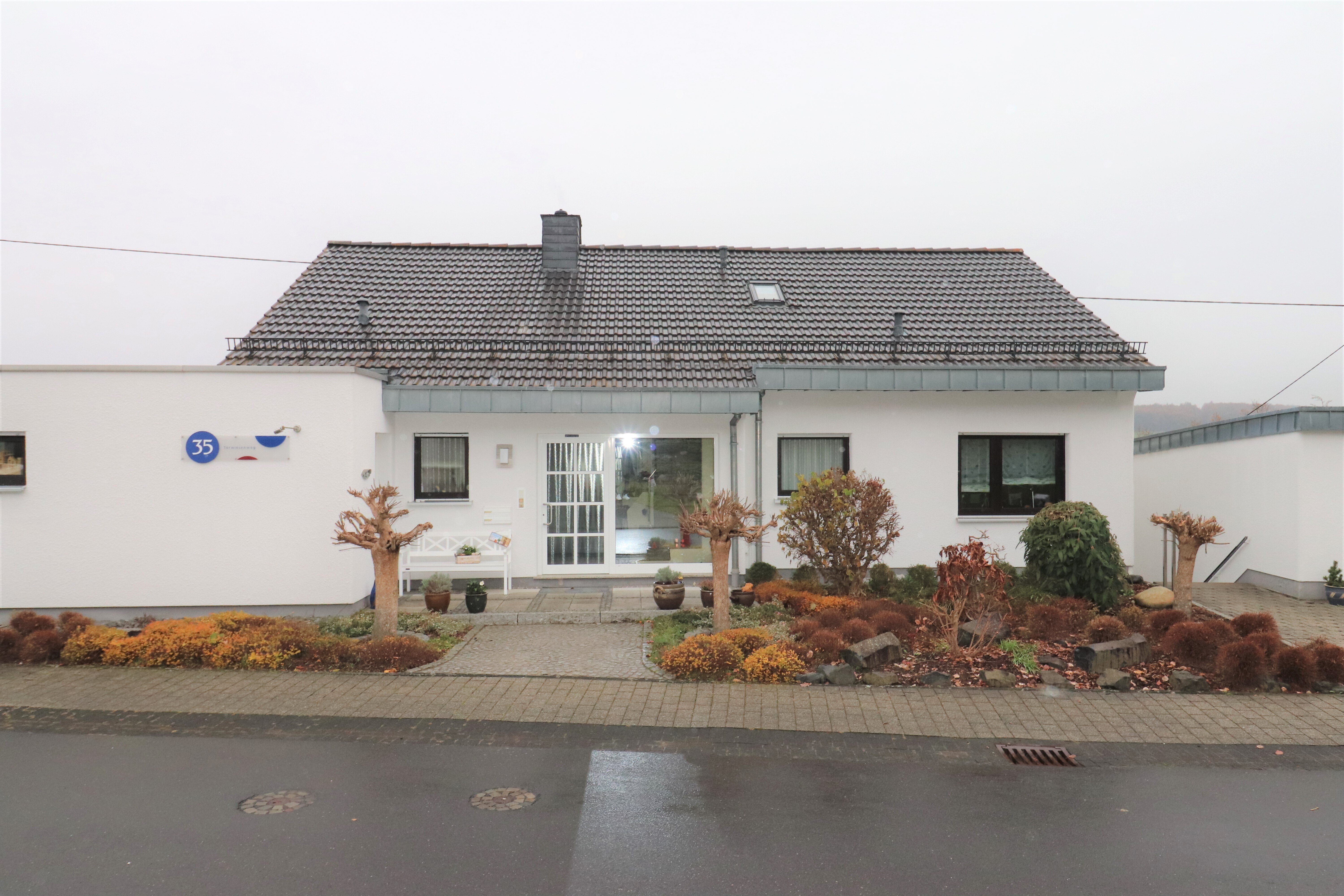 Einfamilienhaus zum Kauf provisionsfrei 655.000 € 10 Zimmer 303 m²<br/>Wohnfläche ab sofort<br/>Verfügbarkeit Torwiesenweg Niederdielfen Wilnsdorf 57234