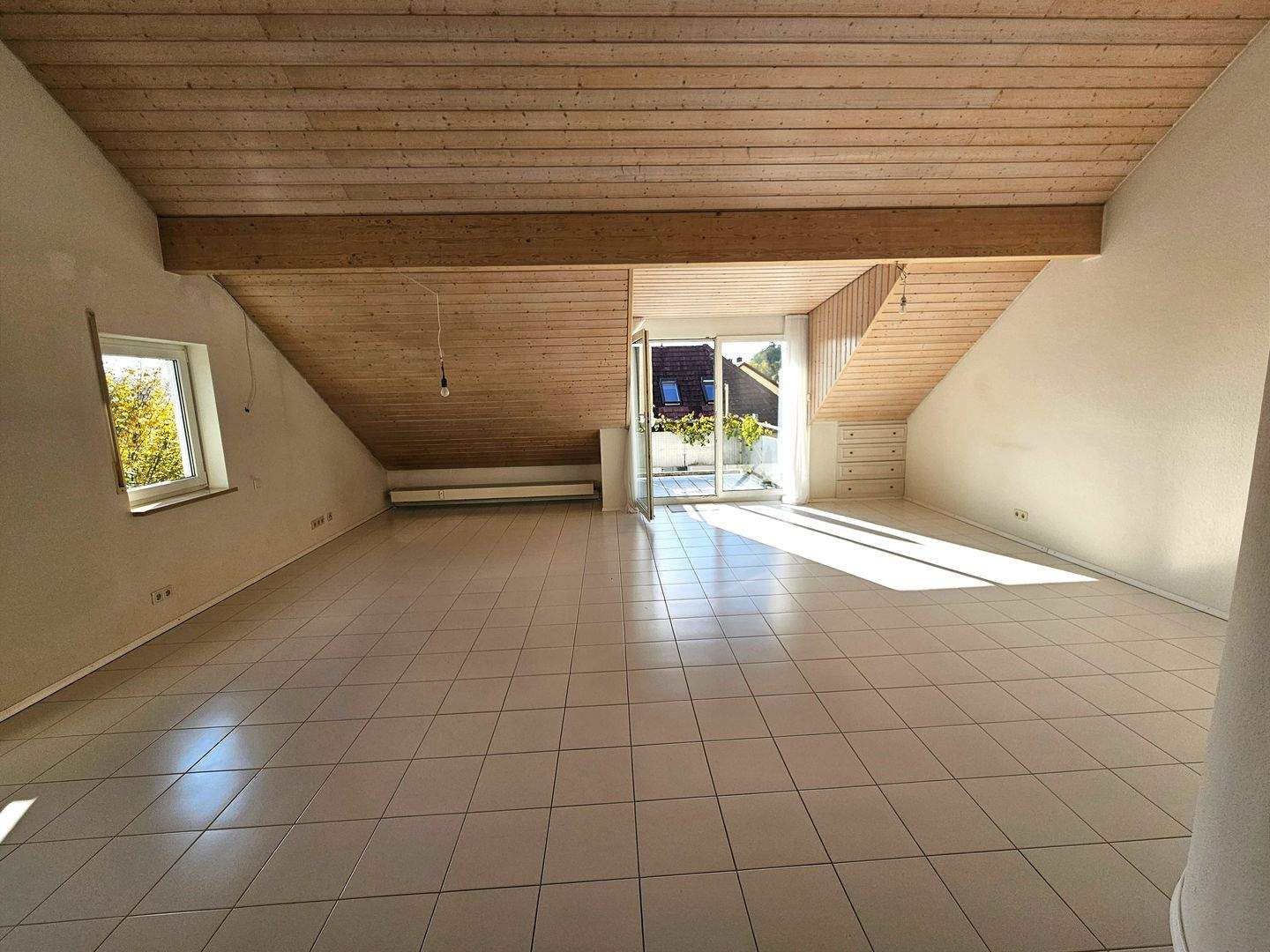 Immobilie in Gottmadingen - Provisionsfrei: Helle 4-Zimmer Dachgeschosswohnung mit 3 Balkonen + 2 Tiefgaragenplätzen - Bild 3