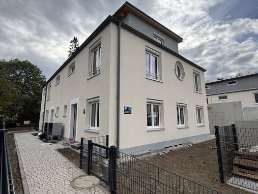 Reihenhaus zur Miete - Erstbezug 2.975 € 5 Zimmer 117 m² frei ab 01.11.2026 Sonnenblumenstraße 53 Hadern München 81377