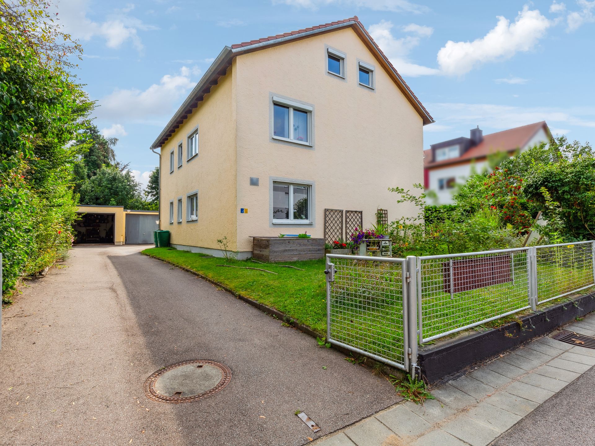 Mehrfamilienhaus zum Kauf 770.000 € 8 Zimmer 207,7 m²<br/>Wohnfläche 933 m²<br/>Grundstück Isarstraße - Lechstraße Regensburg 93059