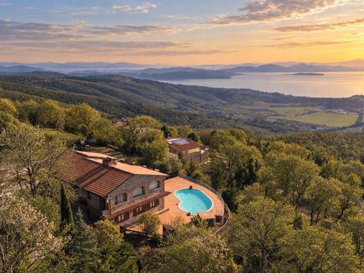 Haus zum Kauf 995.000 € 500 m² 4.100 m² Grundstück Tuoro sul Trasimeno 06069