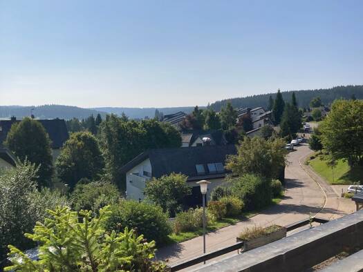 Haus zum Kauf 498.000 € 9 Zimmer 340 m² 1.087 m² Grundstück frei ab sofort Rhönstraße 5 Schönwald im Schwarzwald 78141