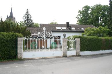 Villa zum Kauf 7 Zimmer 335 m² 4.521 m² Grundstück Schirnaidler Straße 4 Eggolsheim Eggolsheim 91330