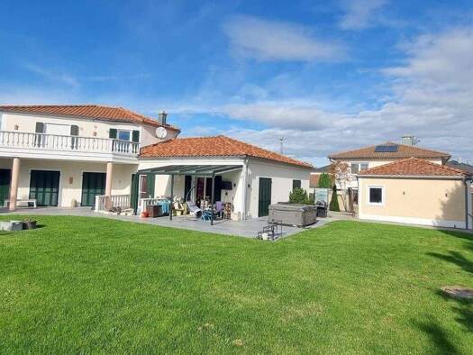 Haus zum Kauf 1.600.000 € 11 Zimmer 320,2 m² 1.000 m² Grundstück Kösching 85092