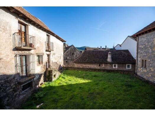 Villa zum Kauf 200.000 € 10 Zimmer 273 m² 294 m² Grundstück Valle de Hecho 22720