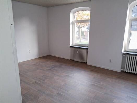 Wohnung zur Miete 530 € 4 Zimmer 89,2 m² 1. Geschoss frei ab sofort Braunschweiger Str. 1b Lüchtringen 37671