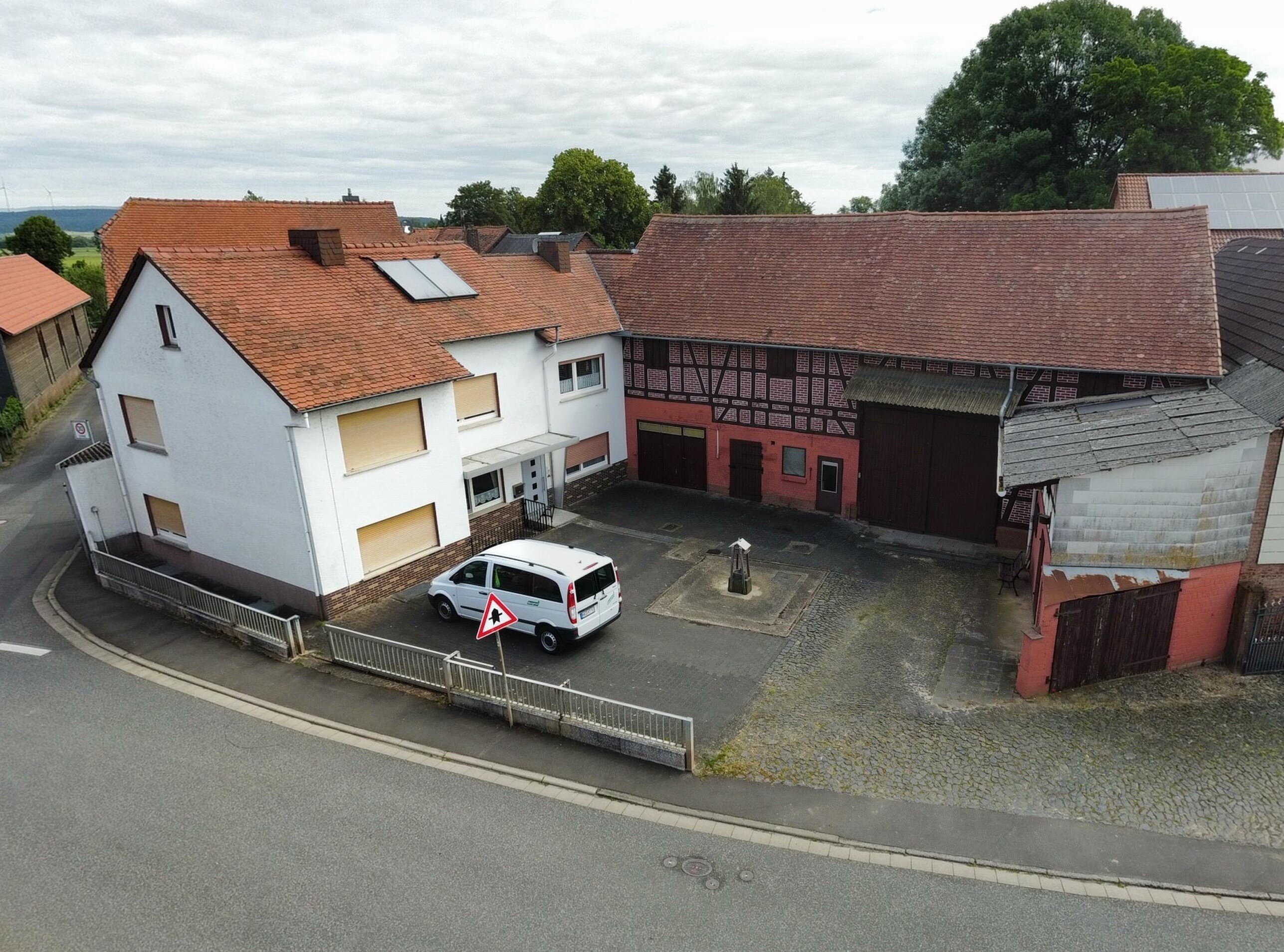 Einfamilienhaus zum Kauf 379.000 € 8 Zimmer 179 m²<br/>Wohnfläche 560 m²<br/>Grundstück Kleinseelheim Kirchhain 35274