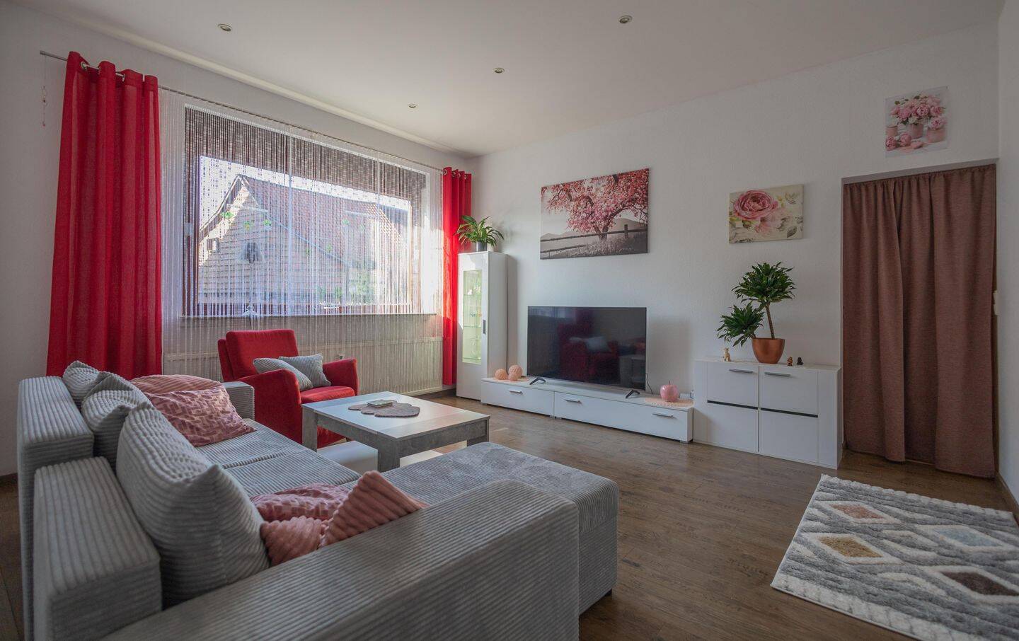 Immobilie in Seesen - Kapitalanlage mit sofortigen Einnahmen - Modernisiertes Zweifamilienhaus inkl. Garage und Stellplätzen - Bild 1