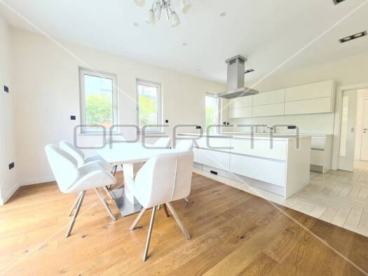 Haus zur Miete 3.300 € 6 Zimmer 323 m² Blato