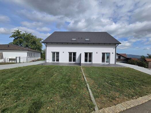 Mehrfamilienhaus zum Kauf - Erstbezug als Kapitalanlage geeignet 1.250.000 € 4,5 Zimmer 160 m² 990 m² Grundstück Wiechs Tengen 78250