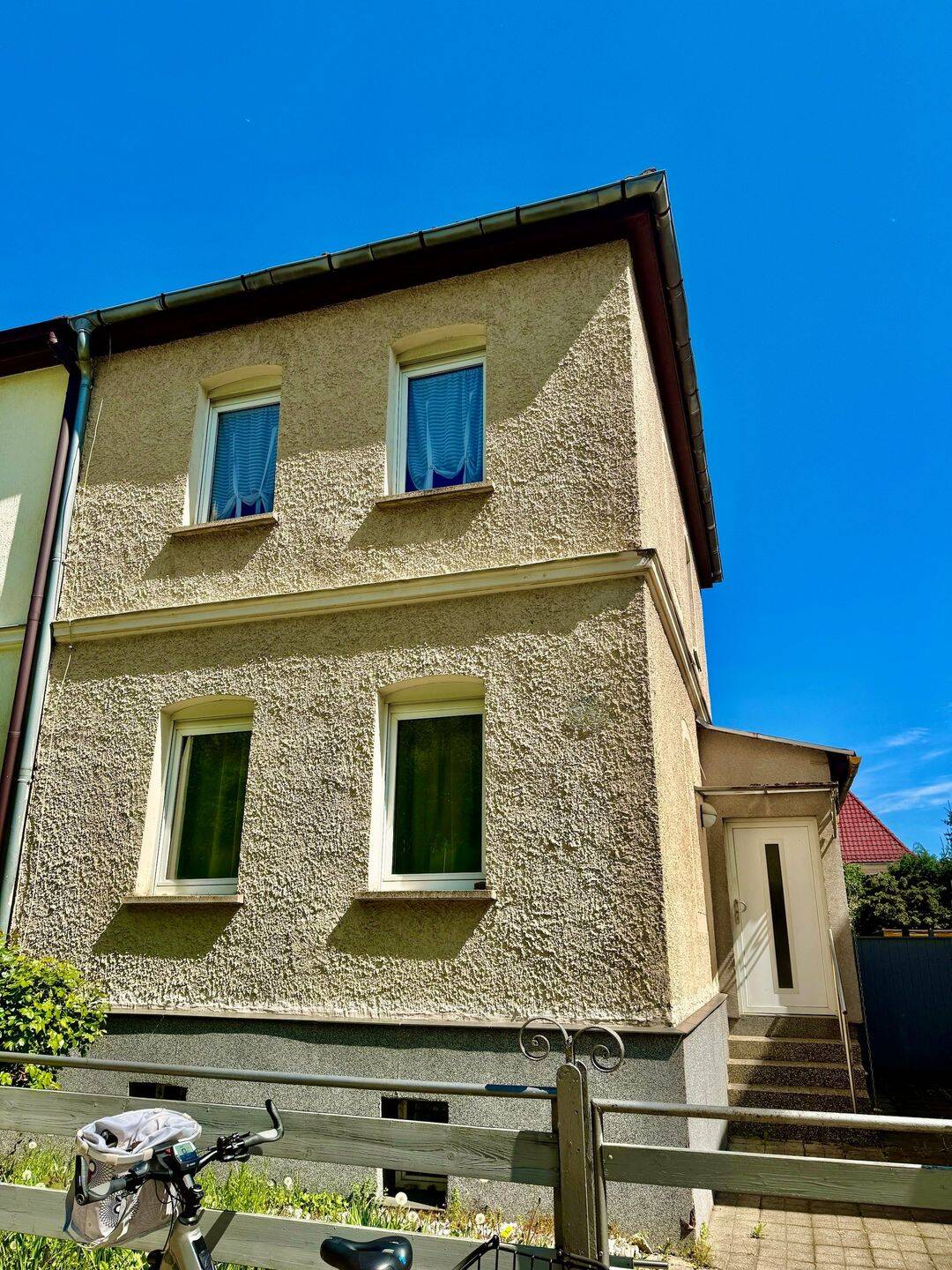 Immobilie in Weimar - Familientaugliches Haus in kompakter Größe mit Garten, Terrasse und Modernisierungsbedarf - Bild 2