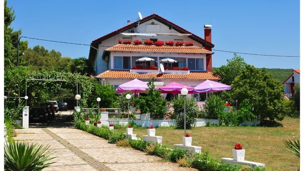 Hotel zum Kauf als Kapitalanlage geeignet 1.250.000 € 13 Zimmer 821 m² 1.473 m² Grundstück Sukosan 23206