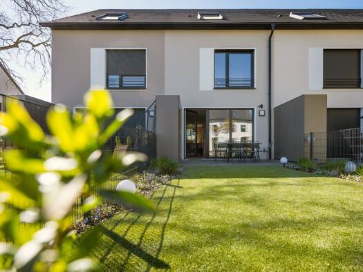 Reihenendhaus zum Kauf - Erstbezug provisionsfrei 599.990 € 5 Zimmer 145 m² 217,3 m² Grundstück Niedereschbacher Straße 18 Nieder-Erlenbach Nieder-Erlenbach 60437