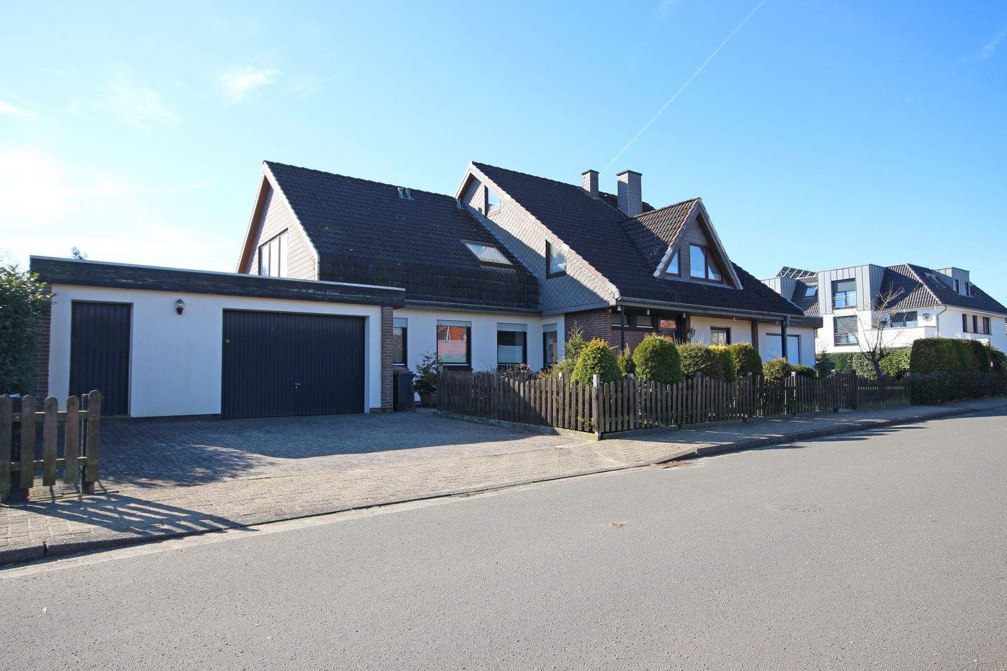 Immobilie in Weyhe - Großzügiges Einfamilienhaus mit Garten, Garage und Kamin in ruhiger Lage von Weyhe-Lahausen - Bild 1