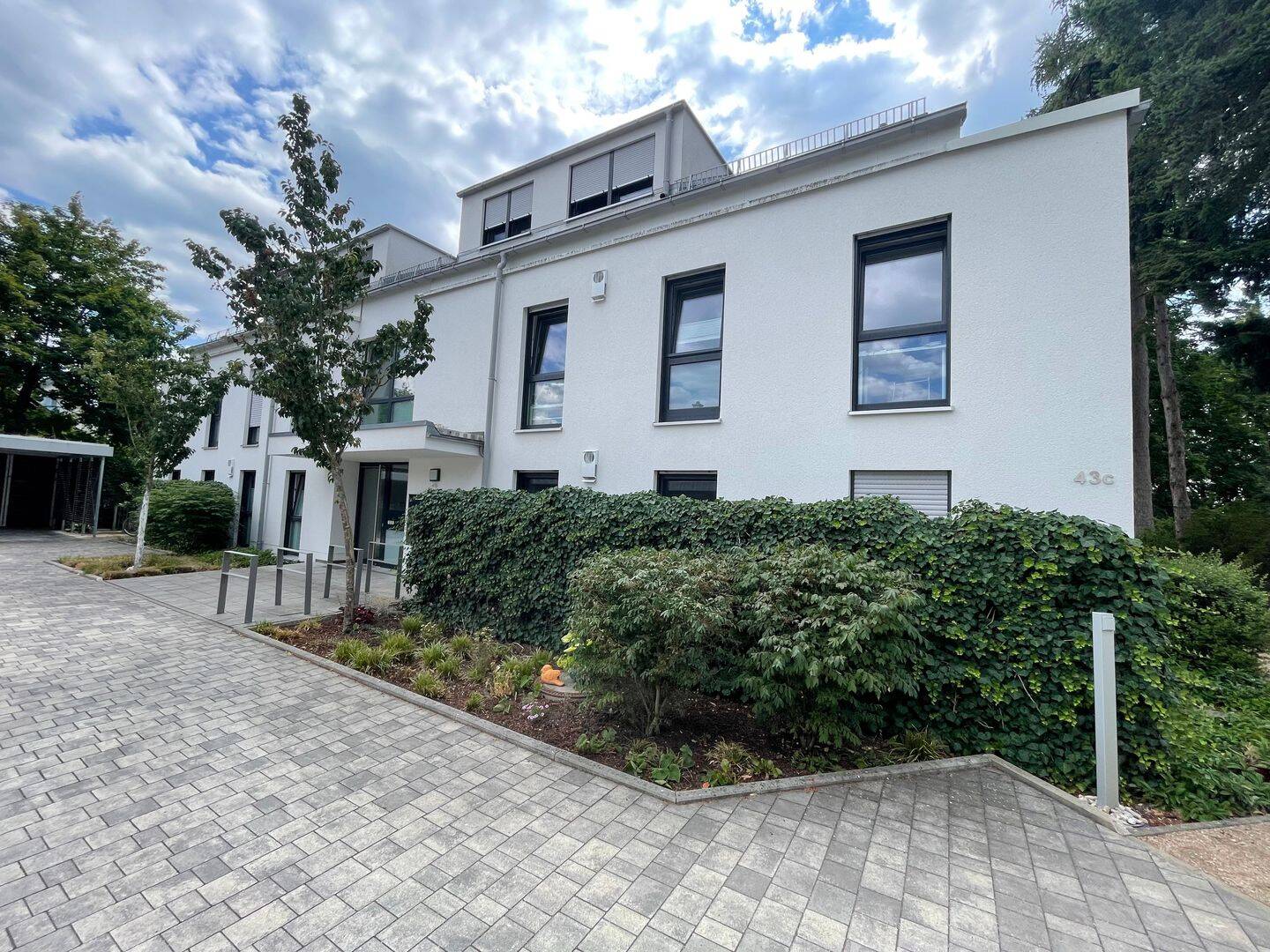 Außergewöhnliche 3-Zimmer-Wohnung mit großem Garten in Nürnberg