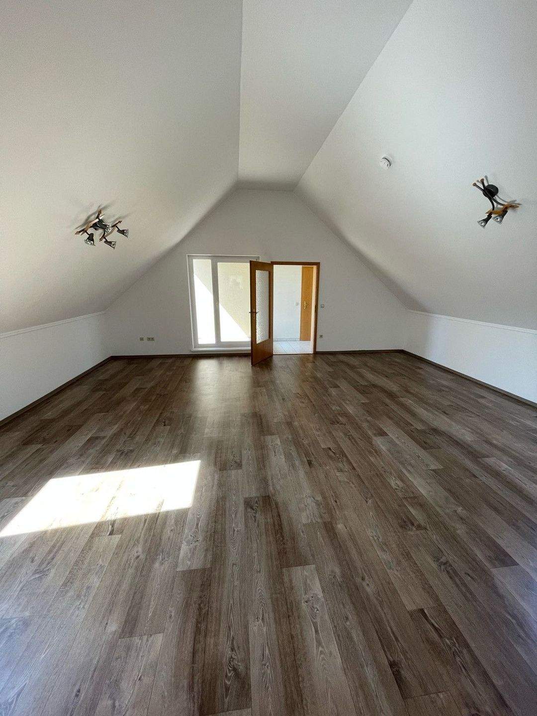 Immobilie in Wutha-Farnroda - ALS KAPITALANLAGE IDEAL: große 2-Raumwohnung im Dachgeschoss mit Balkon und Tiefgaragenstellplatz Nähe Eisenach - Bild 3