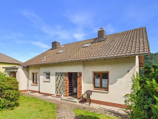Einfamilienhaus zum Kauf 297.000 € 7 Zimmer 145 m² 863 m² Grundstück Emmershausen Weilrod 61276