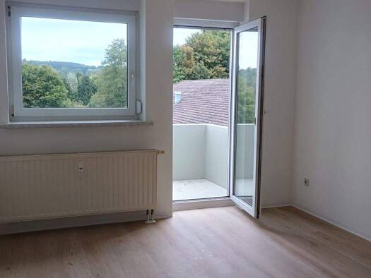 Wohnung zur Miete 230 € 1 Zimmer 39 m² 1. Geschoss frei ab sofort Falkensteiner Straße 56 Bergen 08239
