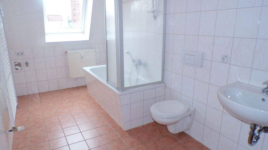 Wohnung zur Miete 380 € 2 Zimmer 67 m² 3. Geschoss frei ab sofort Werdau 08412