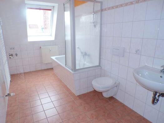 Wohnung zur Miete 380 € 2 Zimmer 67 m² 3. Geschoss frei ab sofort Werdau Werdau 08412