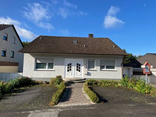 Einfamilienhaus zum Kauf 325.000 € 9 Zimmer 225 m² 924 m² Grundstück Zur Dicken Eiche 6 Niedereimer Arnsberg 59823