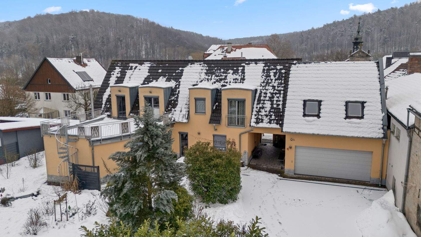 Immobilie in Ebelsbach - Exklusives Einfamilienhaus! Stilvolles Anwesen in ruhiger Lage mit großem Grundstück - Bild 1