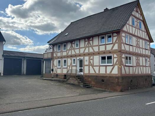 Mehrfamilienhaus zum Kauf als Kapitalanlage geeignet 649.000 € 8 Zimmer 330 m² 2.594 m² Grundstück Angersbach Wartenberg 36367