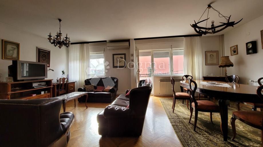 Haus zum Kauf 450.000 € 13 Zimmer 352 m²<br/>Wohnfläche Maksimir 10000