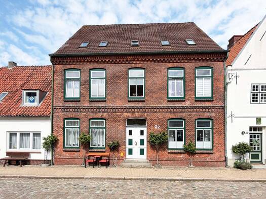 Mehrfamilienhaus zum Kauf als Kapitalanlage geeignet 640.000 € 12 Zimmer 272 m² 421 m² Grundstück Friedrichstadt 25840