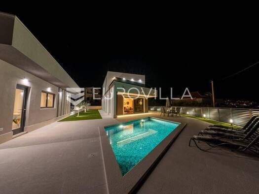 Haus zur Miete 4.990 € 4 Zimmer 190 m² Strozanac Podstrana