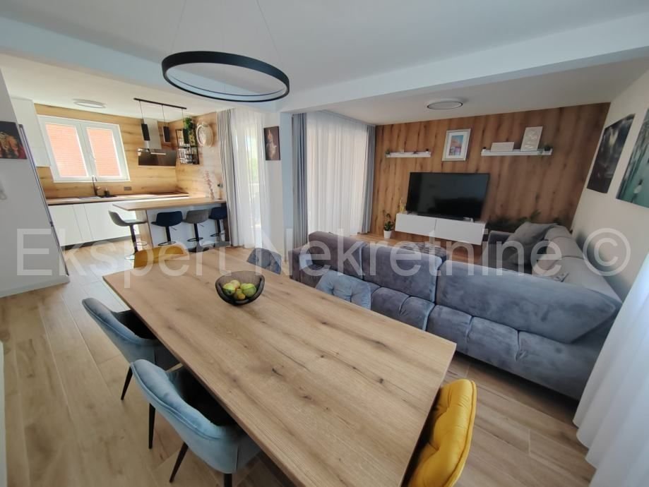 Haus zum Kauf 930.000 € 8 Zimmer 377 m²<br/>Wohnfläche Kastel Stafilic