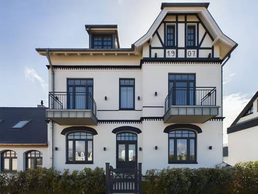 Ferienhaus zum Kauf als Kapitalanlage geeignet 2.820.900 € 4 Zimmer 145 m² 850 m² Grundstück Strandstraße 13 Wenningstedt Wenningstedt-Braderup (Sylt) 25996
