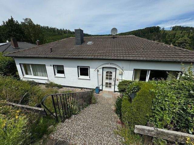 Immobilie in Bad Pyrmont - Bungalow auf einer Ebene im sonnigen Ortsteil von Bad Pyrmont -Thal- Garten, Terrasse, Garage, EBK und Platz....... - Bild 0