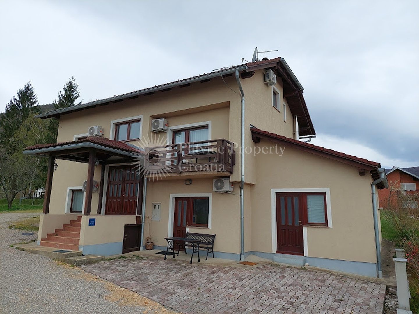 Haus zum Kauf 300.000 € 10 Zimmer 323 m²<br/>Wohnfläche 992 m²<br/>Grundstück Rakovica