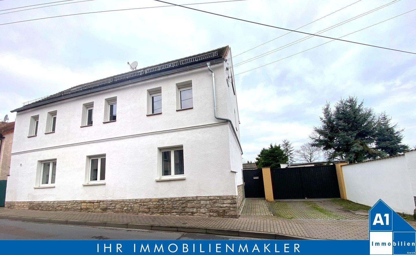 Immobilie in Goethestadt Bad Lauchstädt - Großzügiges Zweifamilienhaus mit Nebengelass, Garagen und weitläufigem Garten in Milzau - Bild 0