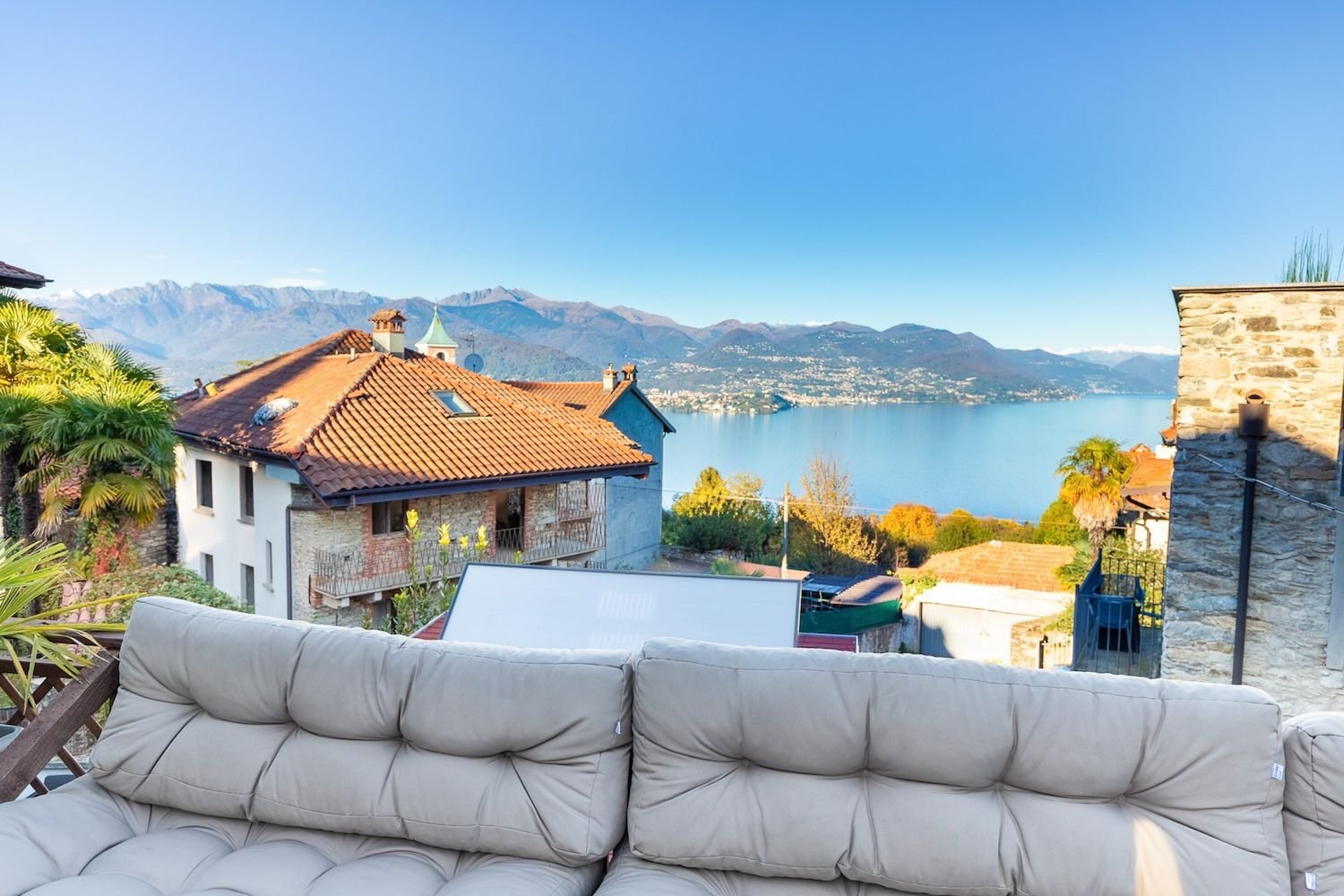 Villa zum Kauf 350.000 € 4 Zimmer 213 m²<br/>Wohnfläche 180 m²<br/>Grundstück Seeblick Stresa 28838