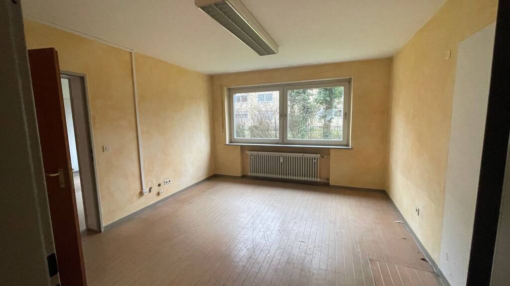 Zu Verkaufen: Gewerbeimmobilie mit Potenzial zur Umnutzung als Wohnraum