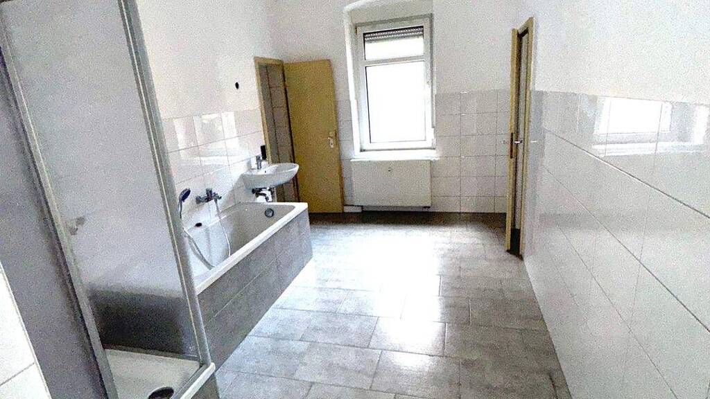 Wohnung zur Miete 375 € 2 Zimmer 75,7 m² 3 Geschosse frei ab sofort Joliot-Curie-Straße 15 Weida 07570